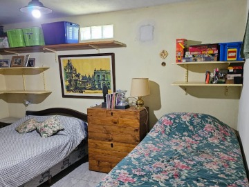 Casa con amplio parque cerquita del río