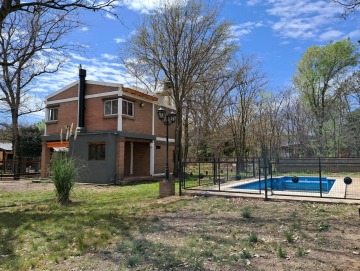 Casa con pileta y amplio parque