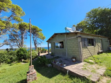 Casa de dos dormitorios + monoambiente frente al lago. Embalse.