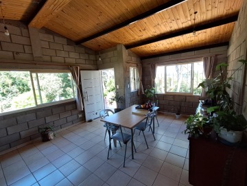 Casa de dos dormitorios + monoambiente frente al lago. Embalse.