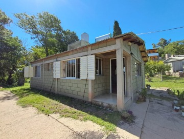 Casa de dos dormitorios + monoambiente frente al lago. Embalse.
