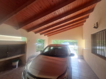 Casa esquina con gran parque. Los Reartes.