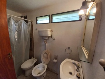 Cabaña monoambiente con muebles.