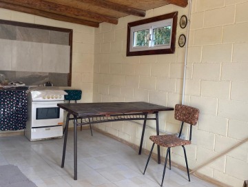 Alquiler permanente de casa de un dormitorio sobre calle principal. Villa Ciudad Parque.