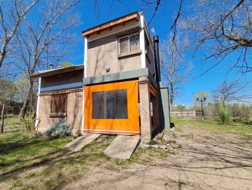 Casa con pileta y amplio parque