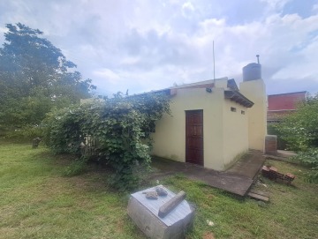 Casa esquina con gran parque. Los Reartes.