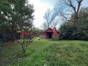 Cabaña monoambiente con muebles.