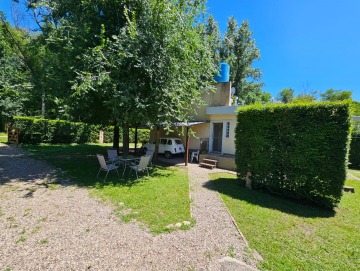 Casa con amplio parque cerquita del río