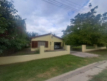 Casa esquina con gran parque. Los Reartes.