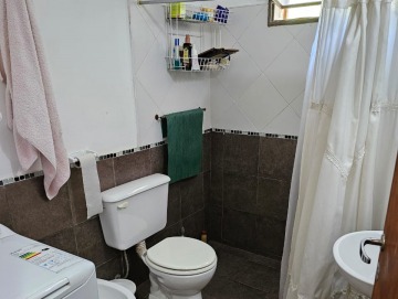 Casa con amplio parque cerquita del río