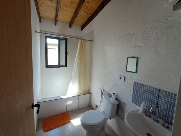 Alquiler permanente. Casa de dos dormitorios a 1 cuadra de la ruta s-271. Los Reartes.
