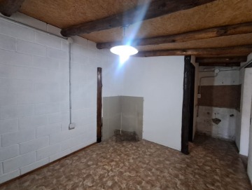 Alquiler permanente de casa de un dormitorio sobre calle principal. Villa Ciudad Parque.