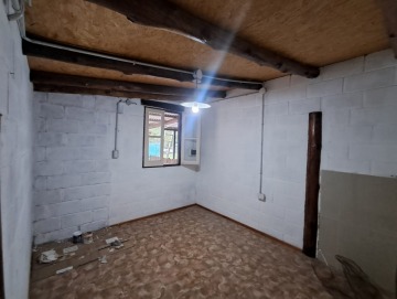 Alquiler permanente de casa de un dormitorio sobre calle principal. Villa Ciudad Parque.