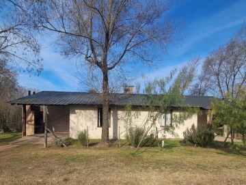 2 cabañas en venta a 1 cuadra del río.