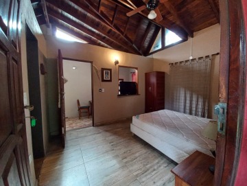 Cabaña monoambiente con muebles.