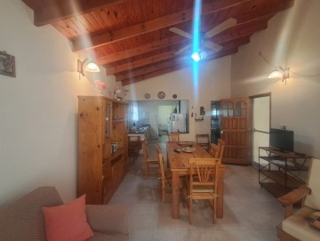 Casa esquina con gran parque. Los Reartes.