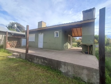 Casa con amplio parque a 4 cuadras del río. Los Reartes.