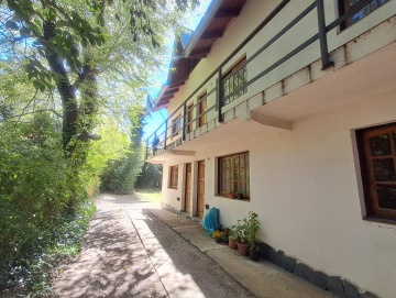Complejo de 9 departamentos en pleno centro de Villa General Belgrano.
