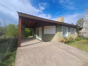 Casa con amplio parque a 4 cuadras del río. Los Reartes.