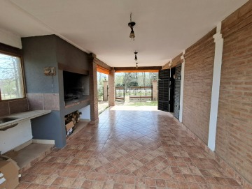 Casa con pileta y amplio parque