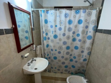 Casa con piscina sobre lote de 1.750 m² y segunda vivienda a restaurar