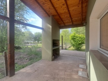 Casa con amplio parque a 4 cuadras del río. Los Reartes.