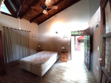 Cabaña monoambiente con muebles.