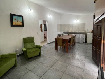 Casa con piscina sobre lote de 1.750 m² y segunda vivienda a restaurar
