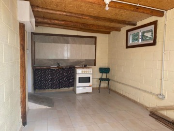 Alquiler permanente de casa de un dormitorio sobre calle principal. Villa Ciudad Parque.