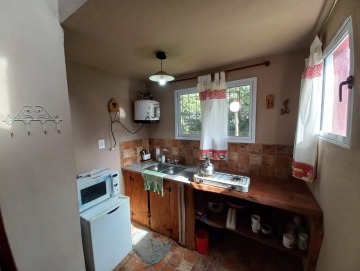 Cabaña monoambiente con muebles.