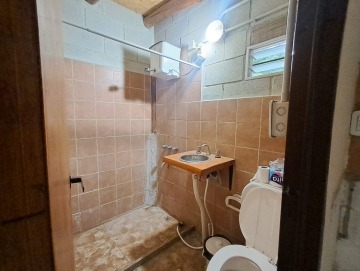 Alquiler permanente de casa de un dormitorio sobre calle principal. Villa Ciudad Parque.