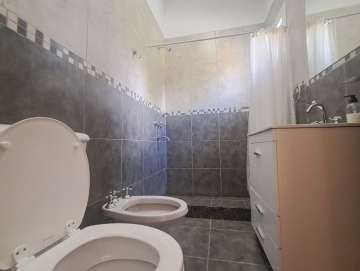Casa con amplio parque a 4 cuadras del río. Los Reartes.