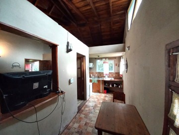 Cabaña monoambiente con muebles.